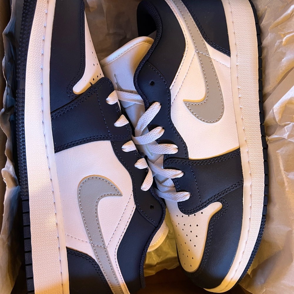 Kids' Nike Air Jordan 1 Low (GS) - Picture 2 of 3